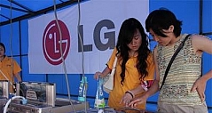 “LG爱心洗衣房”为灾区群众免费洗衣