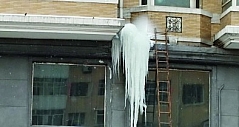 太阳能热水器爆管结冰溜 消防队员架云梯