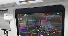 科技感爆棚 透明OLED显示屏现身深圳地铁
